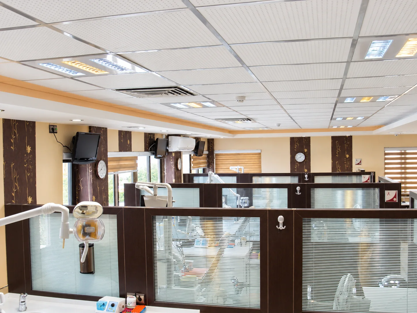 Tahran Baqiyatallah Hastanesi Diş Kliniğinin tamamlanmış tedavi alanı