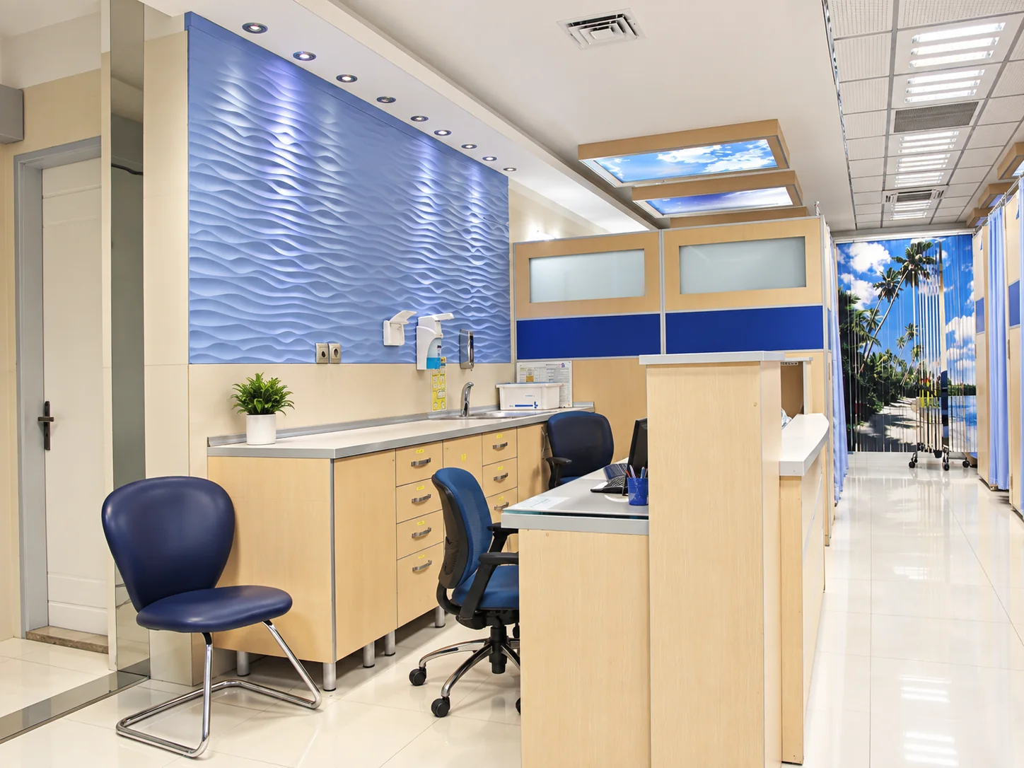 Clinical station and service counter beside the treatment corridor in Baqiyatallah Hospital injection department