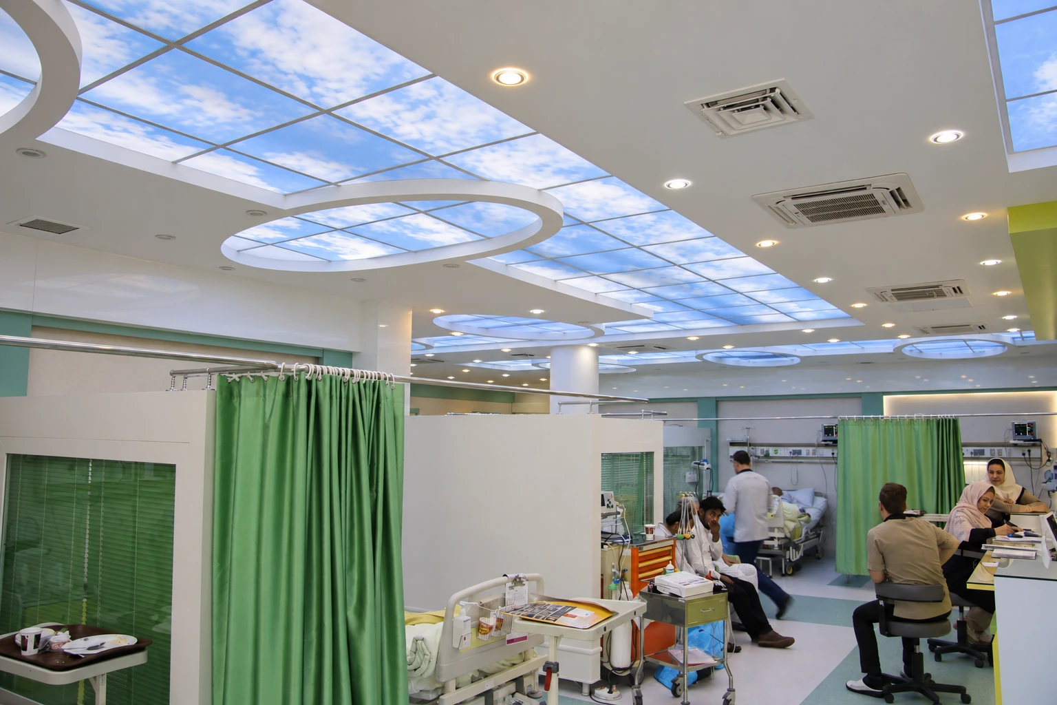 Dey Hastanesi Post-Cath ünitesinde personel ve klinik ekipmanların bulunduğu aktif bakım alanı