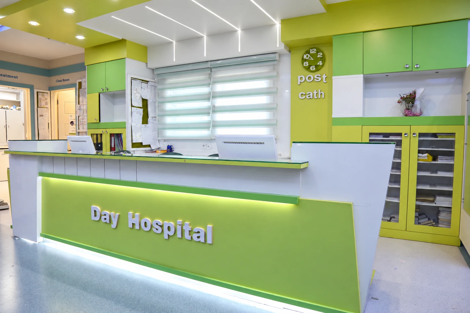 Dey Hastanesi Post-Cath ünitesinde yeşil dolaplı klinik istasyon