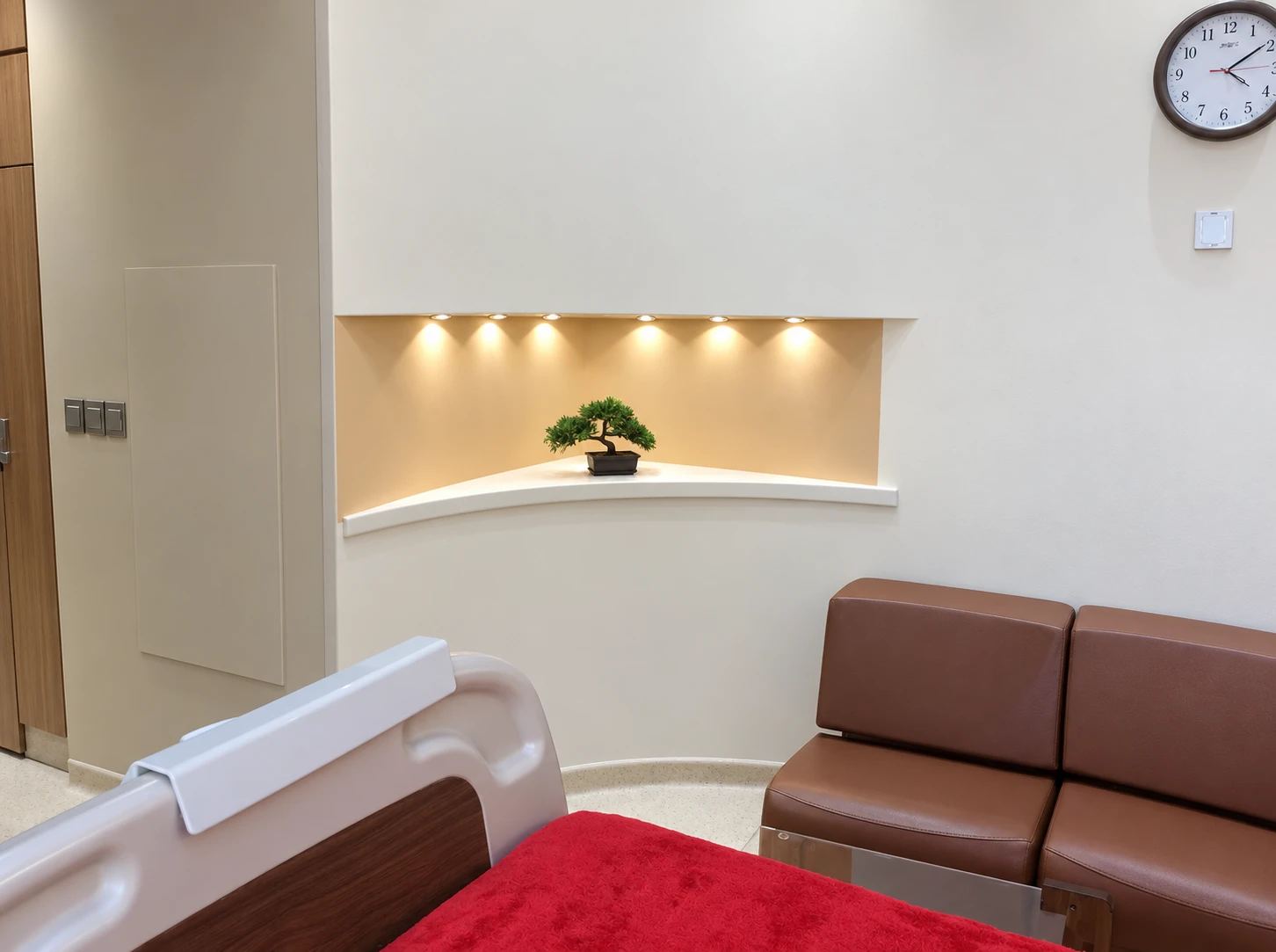 Companion seating and decorative lighting in the VIP room at Dey Hospital Tehran