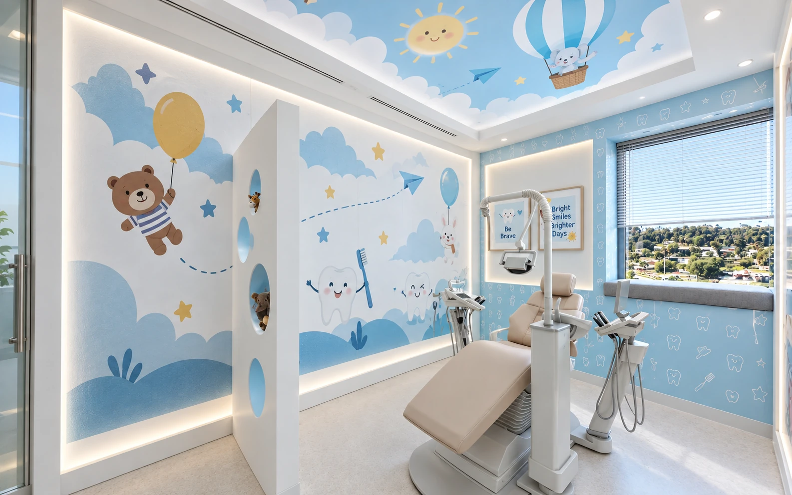 Dr. Amini Diş Kliniğinde aydınlık yüzeyler ve dental ekipmanlarla çocuk tedavi ünitesi