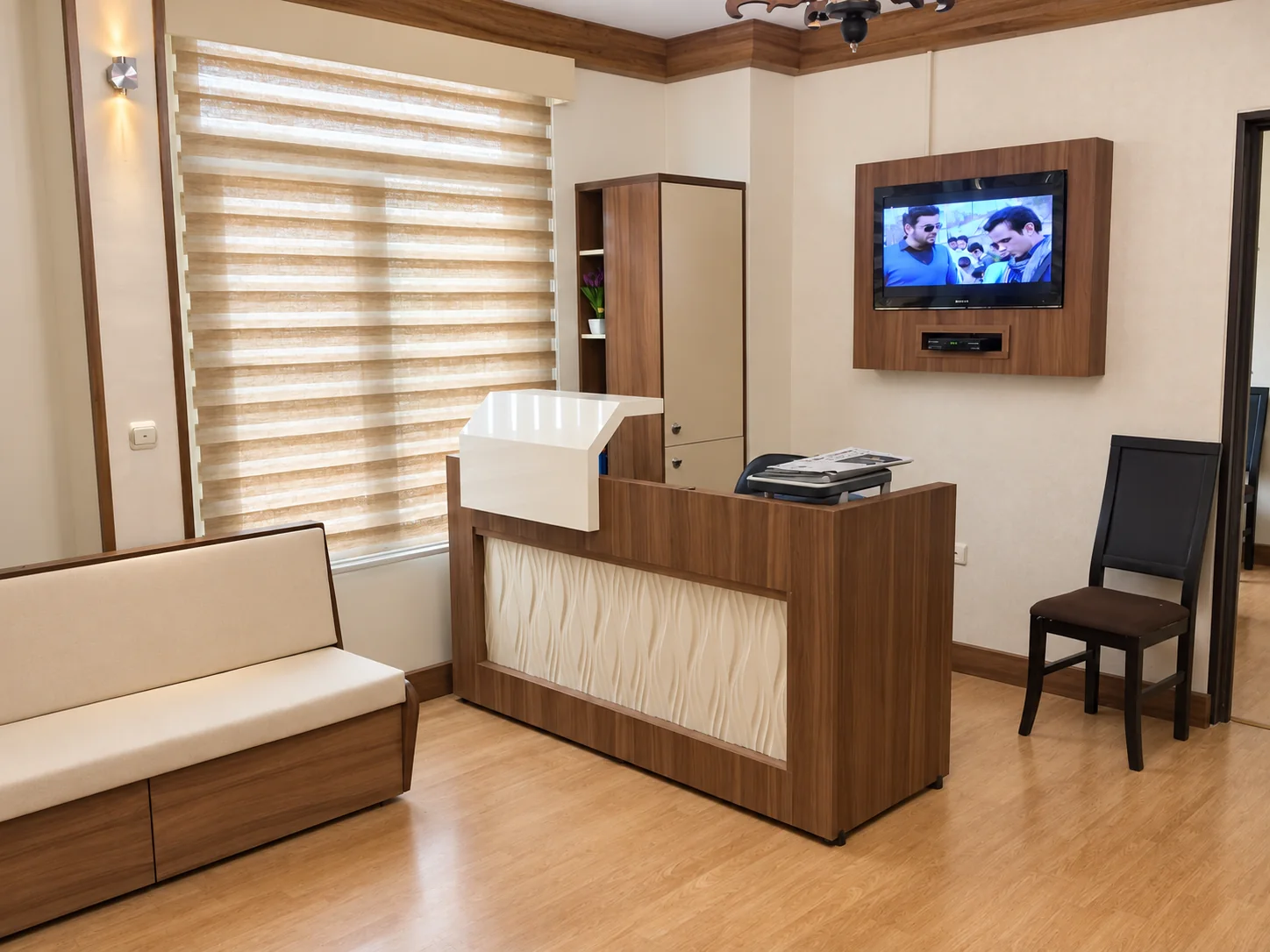 Tahran’daki Dr. Nemati Nefroloji Kliniği resepsiyon ve bekleme alanı