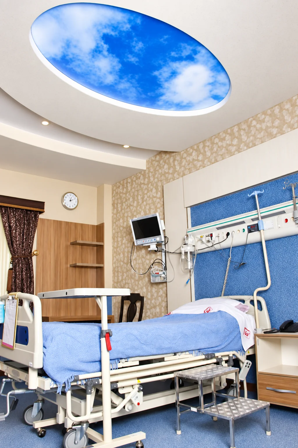 Şehid Rajaei Kalp Hastanesi dekoratif tavanlı VIP hasta odası