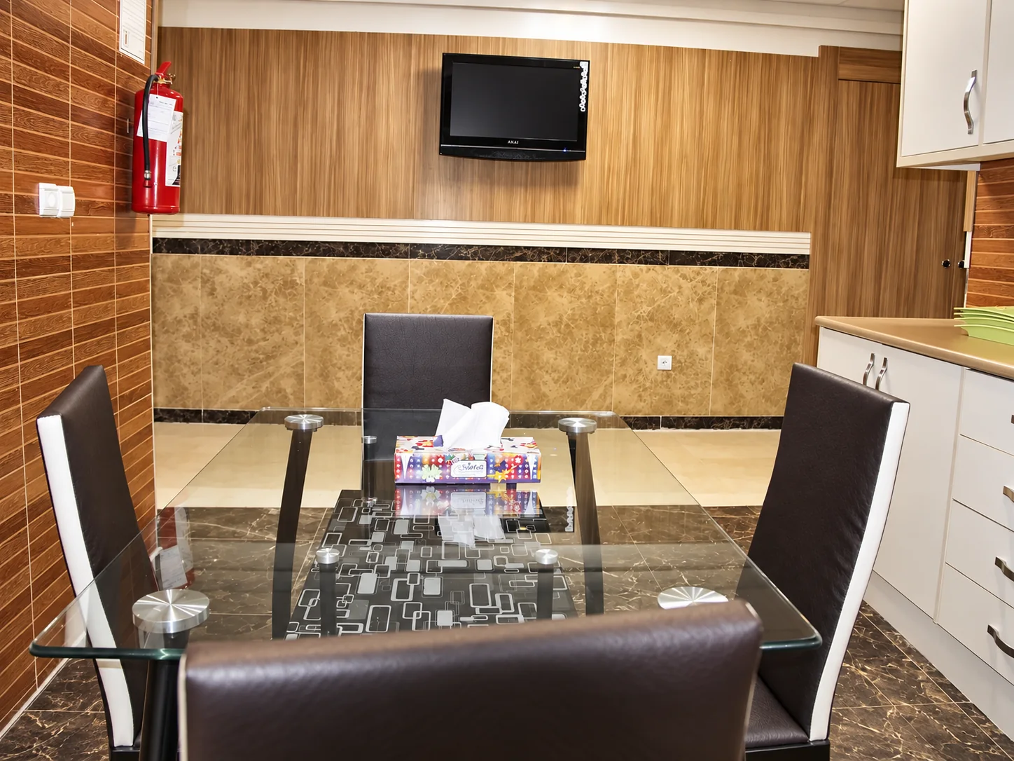 Şehid Rajaei Kalp Hastanesi VIP Bölümü refakatçi salonu ve yemek alanı